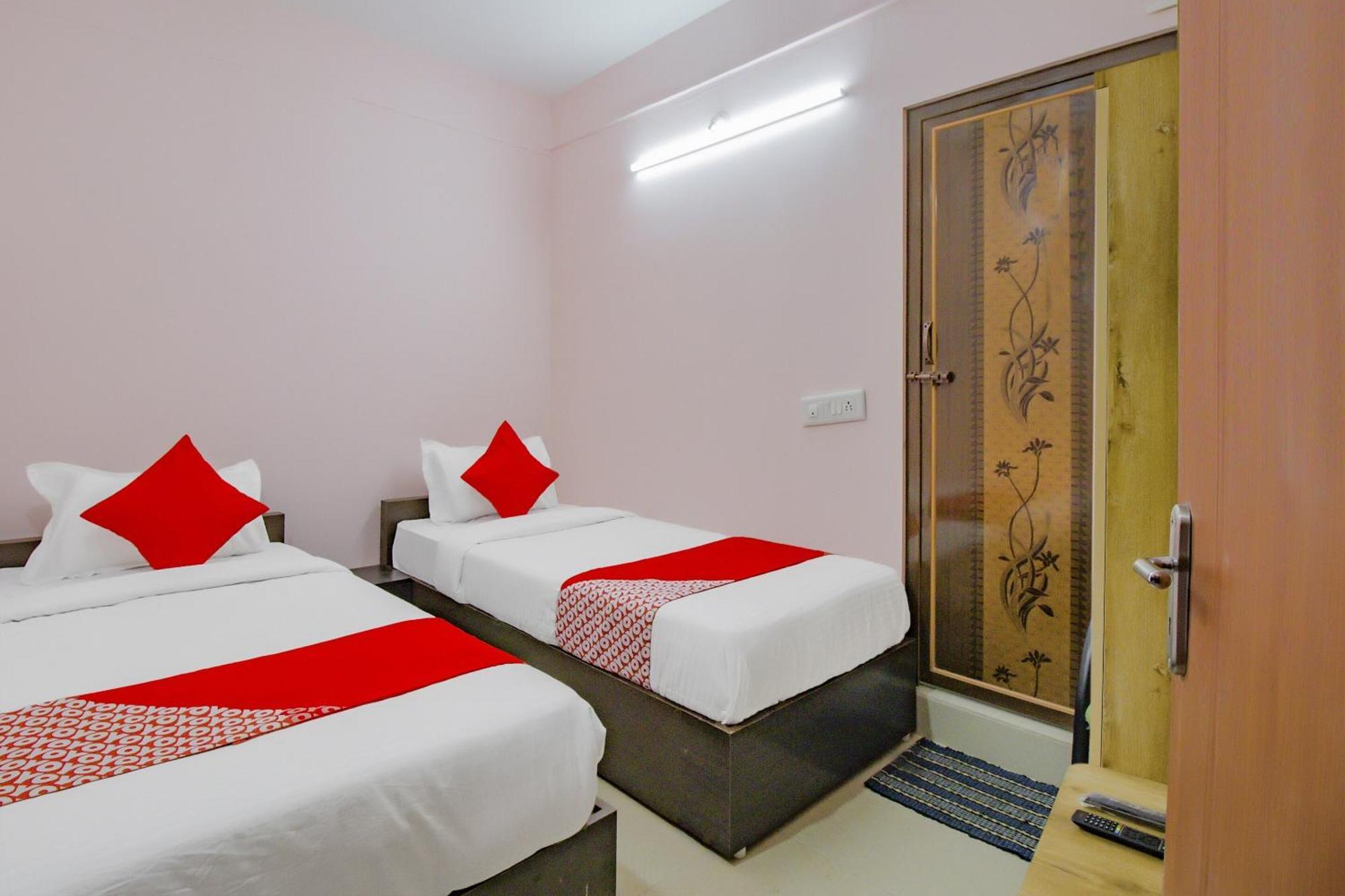 Oyo 79181 Sri Dhanalakshmi Boarding & Lodging Бангалор Экстерьер фото