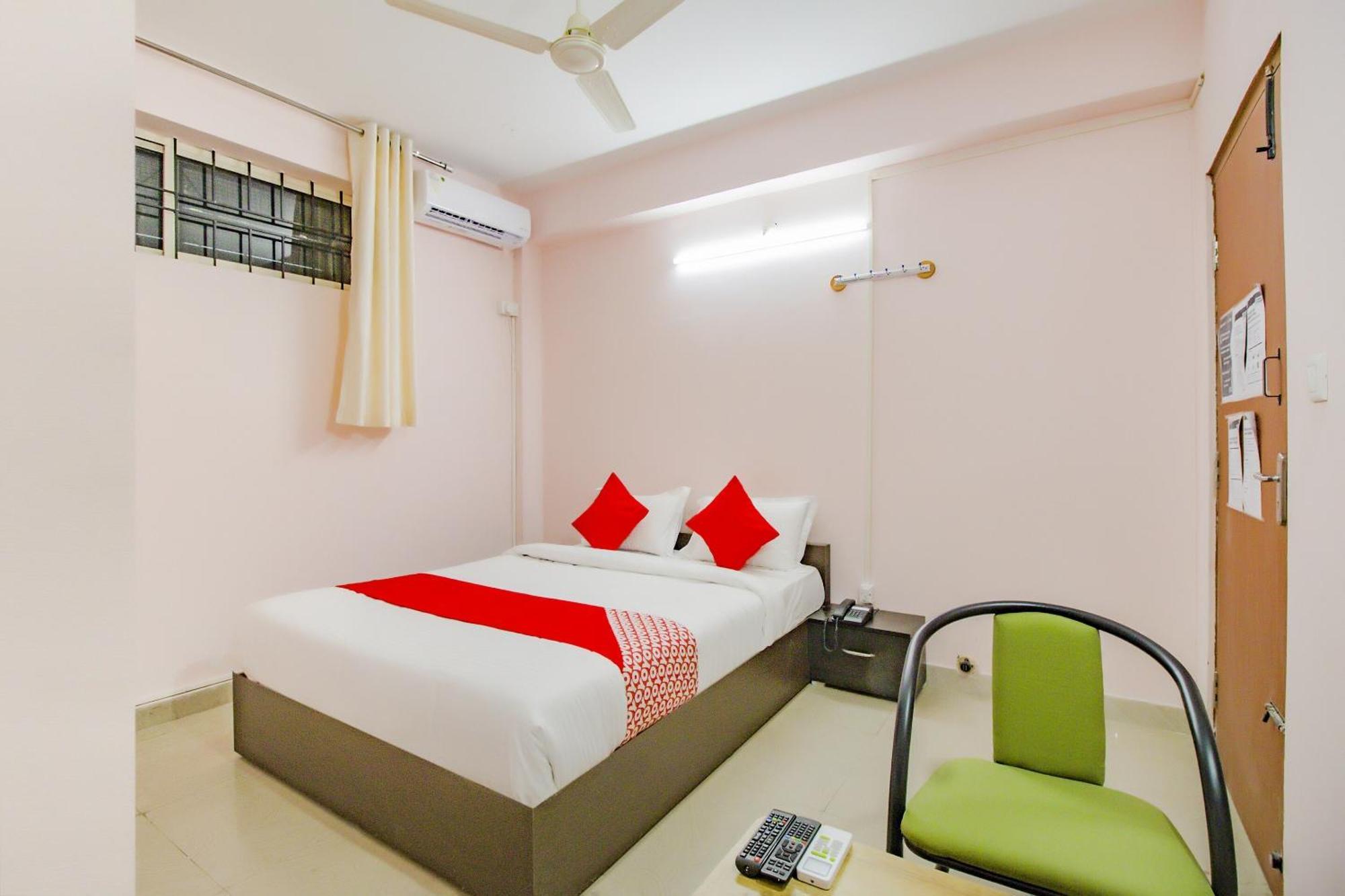 Oyo 79181 Sri Dhanalakshmi Boarding & Lodging Бангалор Экстерьер фото