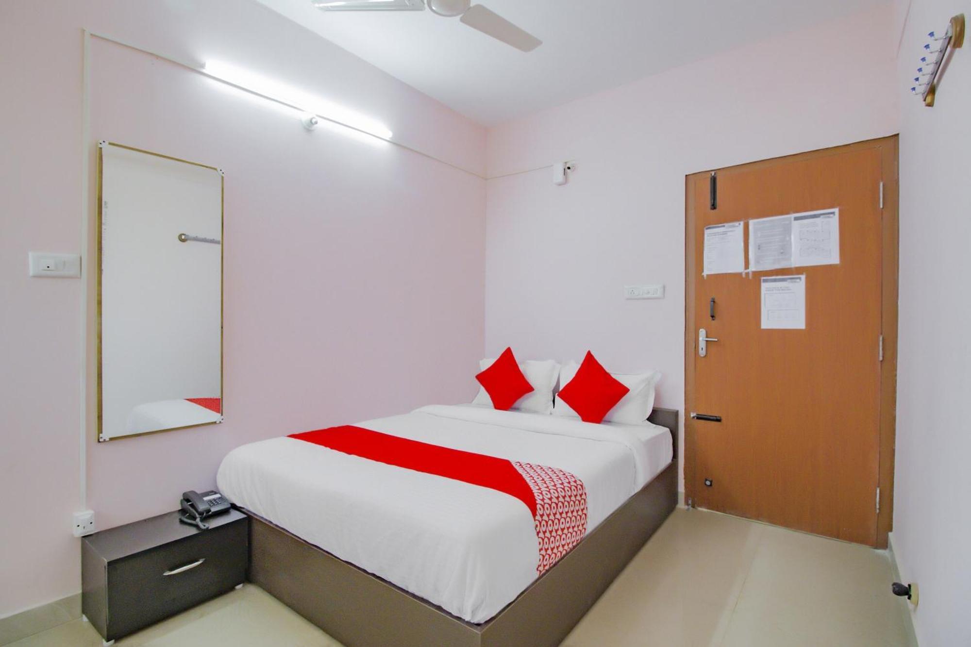 Oyo 79181 Sri Dhanalakshmi Boarding & Lodging Бангалор Экстерьер фото