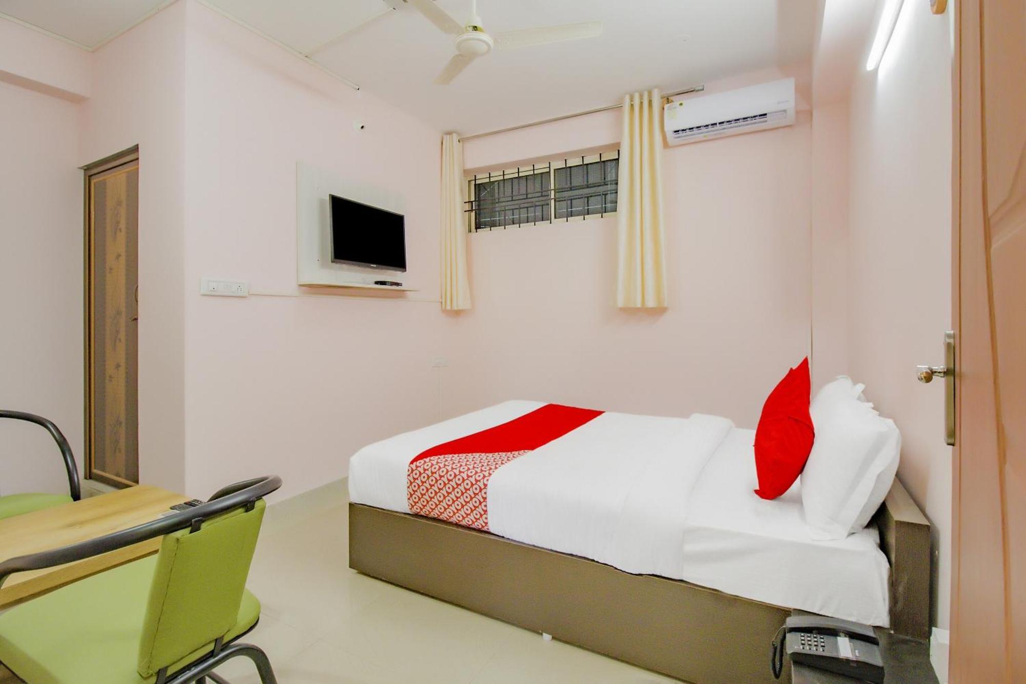 Oyo 79181 Sri Dhanalakshmi Boarding & Lodging Бангалор Экстерьер фото