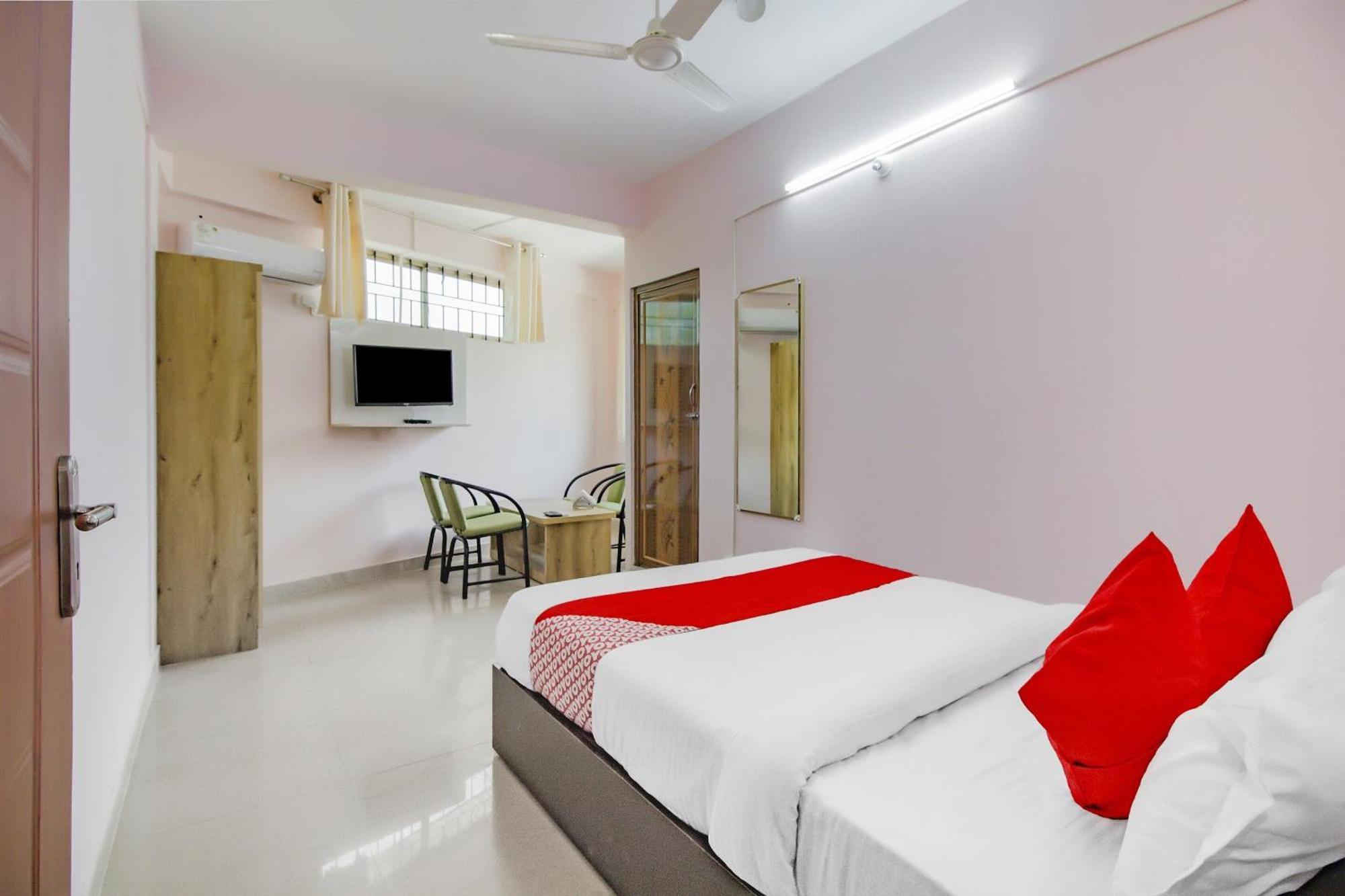 Oyo 79181 Sri Dhanalakshmi Boarding & Lodging Бангалор Экстерьер фото